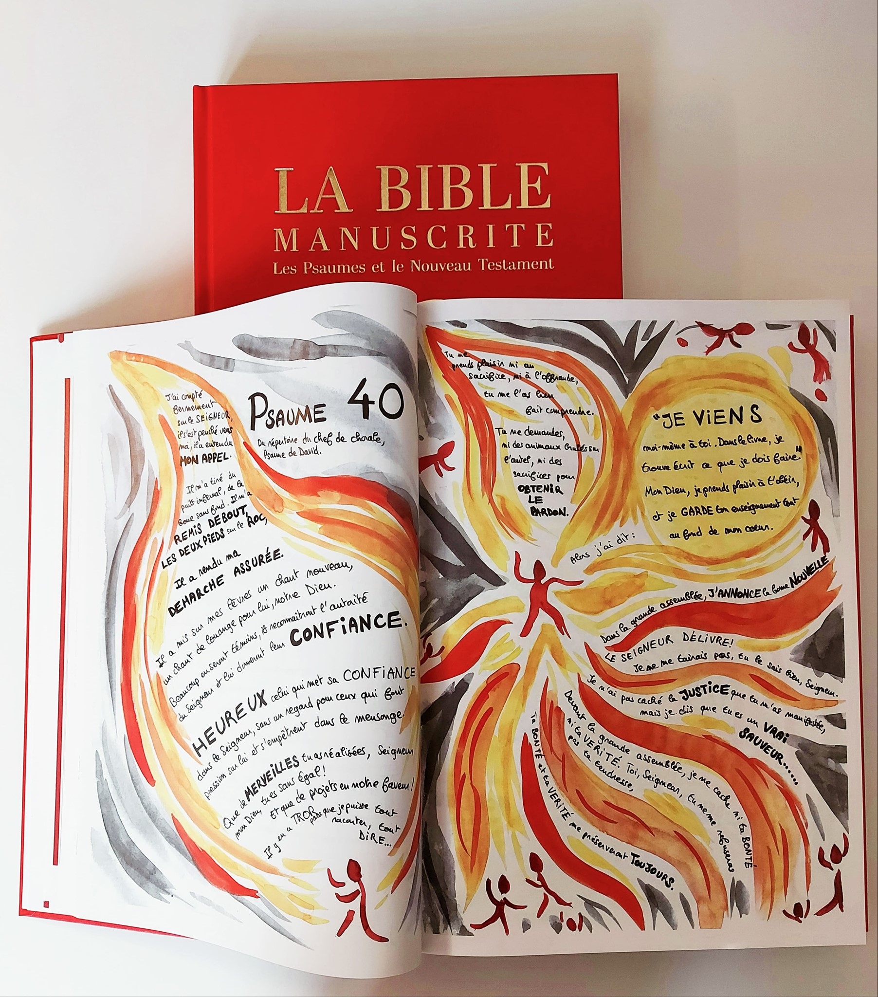 裝訂成冊的手抄本聖經。（圖／FB@La Bible Manuscrite）